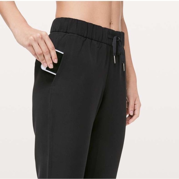 Lululemon On The Fly Crop *Woven 23" size 2 Black Travel Pant - Picture 10 of 12